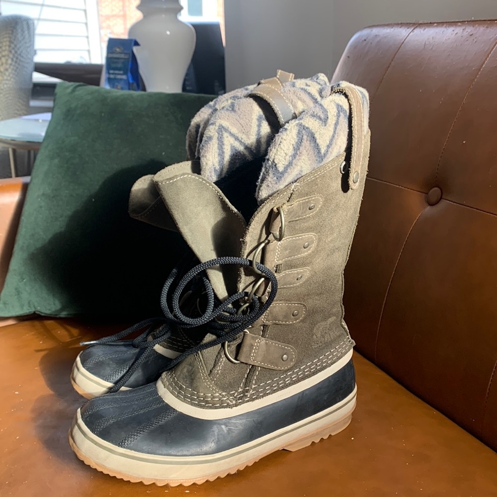 Barely worn Sorel Boots! Size 8. Waterproof and inside lining